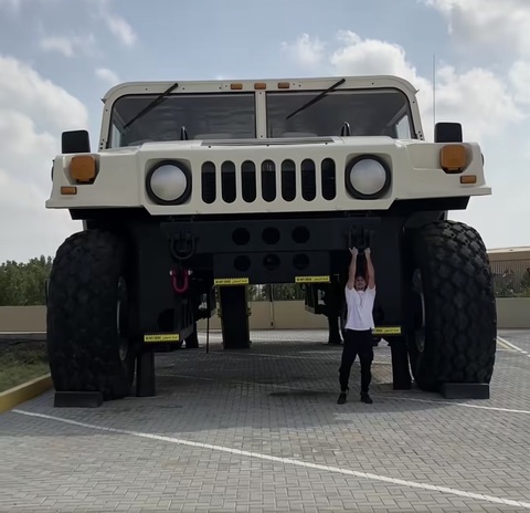 Khám phá Hummer lớn nhất thế giới của tỉ phú Trung Đông: To như căn hộ, giá mỗi bánh đủ mua ô tô mới - Ảnh 3. Mỗi chiếc lốp có đường kính 2,18m. Điều đó nghĩa là, gần như không có ai vượt qua được chiều cao bánh xe Hummer H1, ngoại trừ một vài người được ghi nhận cao nhất thế giới như Sultan Kösen (2,51m). Mỗi chiếc lốp này trị giá 25.000 USD, tương đương gần 600 triệu đồng, đủ để mua một chiếc xe hạng B ở Việt Nam - Ảnh: Supercar Blondie
