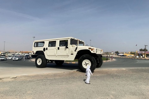 Khám phá Hummer lớn nhất thế giới của tỉ phú Trung Đông: To như căn hộ, giá mỗi bánh đủ mua ô tô mới - Ảnh 7. Hummer H1 X3 dài 16 mét, cao 6,5 mét, rộng 6 mét, nặng 60.000kg. Vì vậy, cần một chiếc xe khổng lồ khác nếu muốn biến "quái vật" này thành rơ moóc