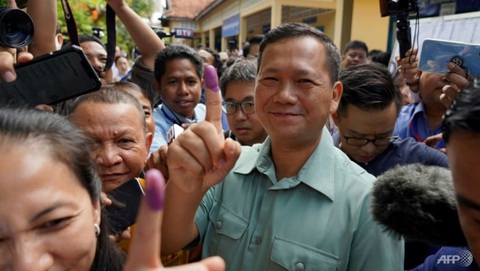 Ông Hun Manet làm thủ tướng Campuchia, thay ông Hun Sen - Ảnh 1. Ông Hun Manet bỏ phiếu tại cuộc bầu cử ngày 23-7 - Ảnh: AFP