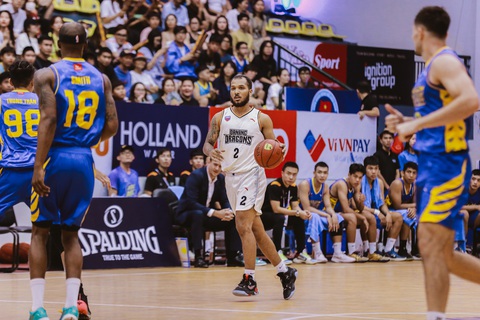 Danang Dragons lao đao ở VBA 2023 vì ngoại binh ‘nhiều tật’ - Ảnh 1. Jermaine Marrow (áo trắng) dẫn đầu số lần ném ba thành công tại VBA 2023 - ẢNh: VBA