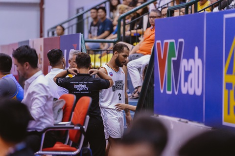 Danang Dragons lao đao ở VBA 2023 vì ngoại binh ‘nhiều tật’ - Ảnh 3. Jermaine Marrow rời sân sau phán quyết của trọng tài - Ảnh: VBA
