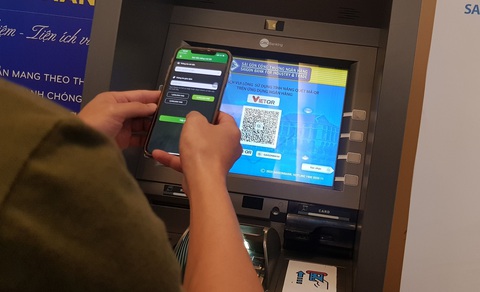 Không cần mang thẻ ngân hàng vẫn rút được tiền tại ATM - Ảnh 1. Khách hàng rút tiền tại ATM bằng quét mã QRCode - Ảnh CTV