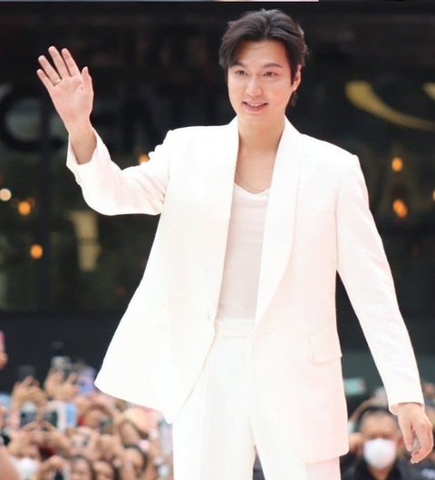 Không còn là tin đồn, mỹ nam Lee Min Ho phát tướng thật rồi! - Ảnh 1. Lee Min Ho "mũm mĩm" trông thấy trong lần xuất hiện mới đây