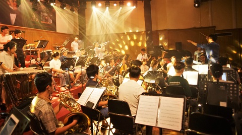 Nhạc trưởng Trần Nhật Minh chỉ huy và nghệ sĩ Thiên Ân solo kèn trumpet tại buổi tập luyện cho concert Ghibli in Town Nhạc trưởng Trần Nhật Minh chỉ huy và nghệ sĩ Thiên Ân solo kèn trumpet tại buổi tập luyện cho concert Ghibli in Town