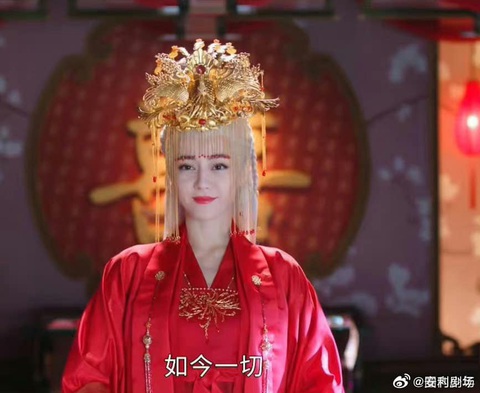Xinh như tiên tử, có lúc Địch Lệ Nhiệt Ba bị 'dìm' thê thảm - Ảnh 3. Nhan sắc "đỉnh chóp" của Nhiệt Ba không cứu nổi tạo hình nhạt nhòa này