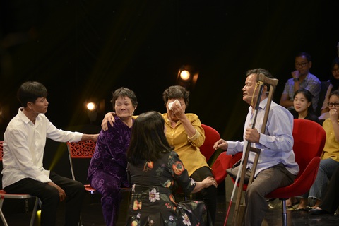 Như chưa hề có cuộc chia ly: Mồ côi tội lắm ai ơi! - Ảnh 4. Nhà có bảy anh em mà cuộc đoàn tụ giờ chỉ còn ba người - Ảnh: BTC