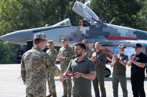 Tin tức thế giới 7-8: Nga dùng 65 tên lửa, 178 drone tấn công Ukraine - Ảnh 1. Tổng thống Ukraine Volodymyr Zelensky dự lễ kỷ niệm Ngày Không quân của Các lực lượng vũ trang Ukraine tại một địa điểm không xác định ở Ukraine hôm 6-8 - Ảnh: REUTERS