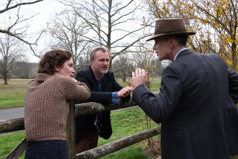 Nolan và trải nghiệm điện ảnh mãnh liệt với Oppenheimer - Ảnh 3. Đạo diễn Christopher Nolan làm việc với các diễn viên phim Oppenheimer