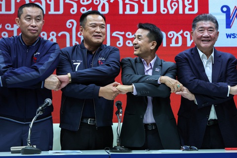 Pheu Thai lập liên minh mới, kêu gọi các đảng khác tham gia - Ảnh 1. Lãnh đạo Pheu Thai và Bhumjaithai bắt tay nhau trong cuộc họp báo công bố liên minh chiều 7-8 - Ảnh: REUTERS