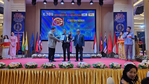 Chotayninh nhận giải thưởng Top 100 thương hiệu tiêu biểu hội nhập quốc tế 2023. - Ảnh 1. Chotayninh nhận giải thưởng Top 100 thương hiệu tiêu biểu hội nhập quốc tế 2023. - Ảnh 1.