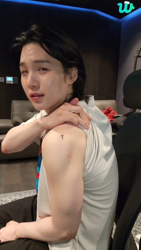 Suga 'gây' hỗn loạn trên tàu điện ngầm vì 1 hành động khó tin - Ảnh 2. Hóa ra fan Suga quá phấn khích khi idol khoe hình xăm đặc biệt