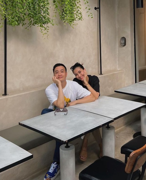 Tăng Thanh Hà - Lương Mạnh Hải tình cảm kỉ niệm 15 năm đóng chung 'Bỗng dưng muốn khóc' - Ảnh 3. Cặp đôi màn ảnh đầy thân thiết khi hội ngộ vào ngày kỷ niệm Bỗng dưng muốn khóc lên sóng tập 1