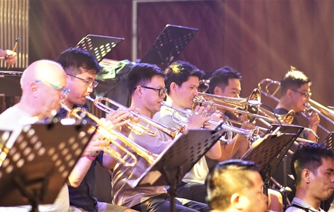 Thiên Ân chơi kèn Thiên Ân chơi kèn