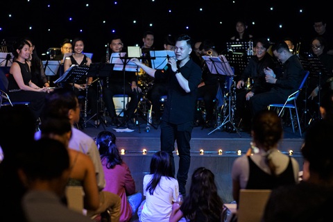 Thiên Ân giới thiệu nghệ sĩ trong dàn nhạc tại concert Disney in Town đầu tiên Thiên Ân giới thiệu nghệ sĩ trong dàn nhạc tại concert Disney in Town đầu tiên