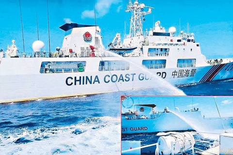 Trung Quốc kêu gọi Philippines dời tàu ở Biển Đông - Ảnh 1. Hình ảnh do tuần duyên Philippines công bố, nói Trung Quốc phun "vòi rồng" vào tàu tuần duyên của họ - Ảnh: Philippine Coast Guard
