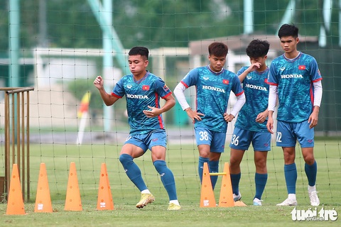 Tiền đạo Nguyễn Minh Quang (bìa trái) đang cố gắng thích nghi với khối lượng tập luyện tại U23 Việt Nam - Ảnh: H.TÙNG Tiền đạo Nguyễn Minh Quang (bìa trái) đang cố gắng thích nghi với khối lượng tập luyện tại U23 Việt Nam - Ảnh: H.TÙNG