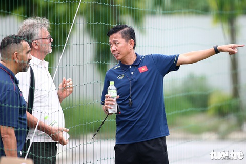 HLV Philippe Troussier quan tâm sâu sát đến tình hình đội U23 Việt Nam dưới trướng HLV Hoàng Anh Tuấn - Ảnh: H.TÙNG Buổi tập chiều 7-8, HLV Philippe Troussier trao đổi khá lâu với HLV Hoàng Anh Tuấn về đội U23 Việt Nam - Ảnh: H.TÙNG
