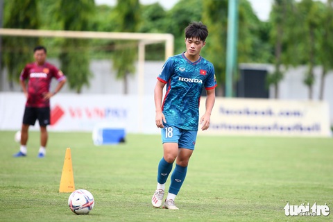 Tiền đạo Nguyễn Quốc Việt đang là một trong những cầu thủ nhiều kinh nghiệm thi đấu nhất tại U23 Việt Nam - Ảnh: H.TÙNG Tiền đạo Nguyễn Quốc Việt đang là một trong những cầu thủ nhiều kinh nghiệm thi đấu nhất tại U23 Việt Nam - Ảnh: H.TÙNG
