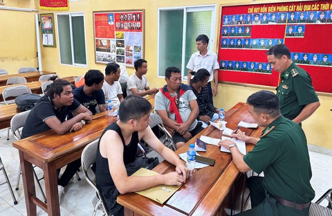 Cứu 7 thuyền viên trên tàu Hồng Kông gặp nạn trên biển Hải Phòng - Ảnh 2. Các thuyền viên được đưa vào bờ và hiện nay tình hình sức khỏe ổn định - Ảnh: Cảng vụ Hàng hải Hải Phòng