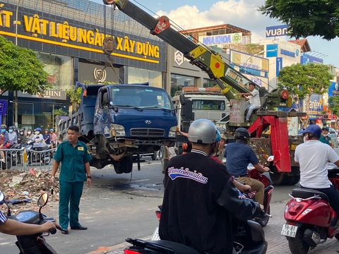 Xe tải lật trên đường Nguyễn Oanh, 1 người bị thương nặng - Ảnh 2. Xe cần cẩu được huy động để xử lý hiện trường - Ảnh: KHẮC HIẾU