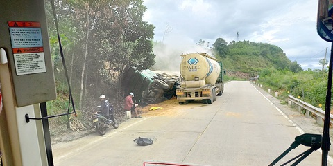 Hành trình thót tim - Ảnh 1. Tai nạn nguy hiểm ngay trước đầu xe chúng tôi - Ảnh: T.N.V.