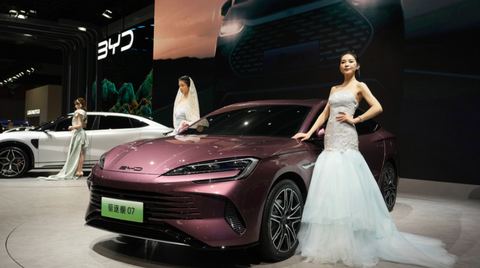 Báo Telegraph: Anh lo ngại về những chiếc xe 'do thám' của Trung Quốc - Ảnh 1. Người mẫu tạo dáng gần sản phẩm mới nhất của hãng sản xuất ô tô Trung Quốc BYD trong triển lãm ô tô Thượng Hải 2023 ở thành phố Thượng Hải, Trung Quốc vào ngày 19-4 - Ảnh: AP