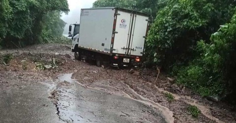 Một chiếc xe tải mắc kẹt trên quốc lộ 8 thuộc tỉnh Bolikhamxay của Lào - Ảnh: LAOTIAN TIMES Một chiếc xe tải mắc kẹt trên quốc lộ 8 thuộc tỉnh Bolikhamxay của Lào - Ảnh: LAOTIAN TIMES