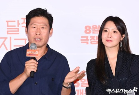 Ông chú 'xí trai' Yoo Hae Jin có cảnh hôn gây sốt với Kim Hye Sun - Ảnh 1. Yoo Hae Jin và Kim Hee Sun trong sự kiện ra mắt phim