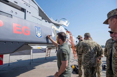 Pháp đã gửi tên lửa tầm bắn 250 km cho Ukraine? - Ảnh 1. Tổng thống Ukraine Volodymyr Zelensky ký tên lên tên lửa SCALP-EG trong một video không đề ngày tháng - Ảnh chụp màn hình Twitter