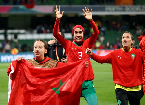 Những cô gái Morocco mơ phiêu lưu như các chàng trai - Ảnh 1. Các cô gái Morocco kéo dài hành trình lịch sử - Ảnh: REUTERS