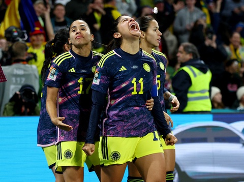 Colombia lần đầu tiên vào tứ kết World Cup nữ - Ảnh 1. Usme Pineda (số 11) ăn mừng bàn thắng - Ảnh: REUTERS