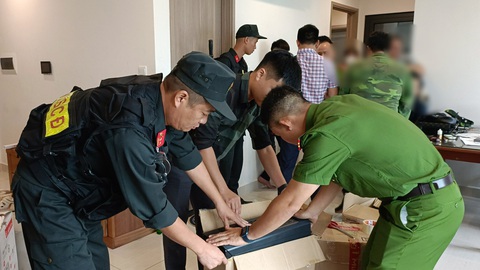 Bắt nhóm giả nhân viên ngân hàng lừa đảo hàng nghìn người, chiếm đoạt hơn 30 tỉ đồng - Ảnh 1. Ba chuyên án thu giữ tang vật của các nghi phạm dùng để thực hiện hành vi phạm tội - Ảnh: Công an cung cấp