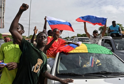 Người ủng hộ phe đảo chính ở Niger ở thủ đô Niamey ngày 6-8 - Ảnh: AFP Người ủng hộ phe đảo chính ở thủ đô Niamey (Niger) ngày 6-8 - Ảnh: AFP