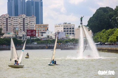 TP.HCM: Đến 2025, khai thác du lịch trên tất cả tuyến sông Sài Gòn - Ảnh 1. Trình diễn flyboard và ca nô nước tại Lễ hội Sông nước TP.HCM từ ngày 4 đến 6-8 - Ảnh: PHƯƠNG QUYÊN