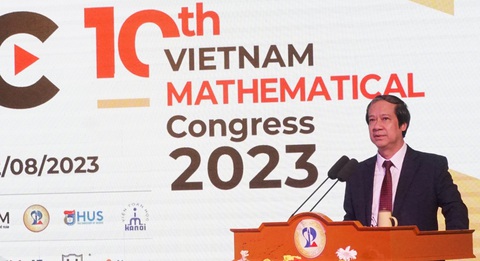 Làm sao cho học sinh không thấy sợ môn toán - Ảnh 1. Bộ trưởng Bộ Giáo dục và Đào tạo phát biểu tại Hội nghị toán học toàn quốc lần thứ X - Ảnh: Đ.C.