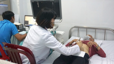 TP.HCM khám sức khỏe miễn phí cho người cao tuổi - Ảnh 2. Người lớn tuổi ở TP.HCM được khám sức khỏe, xét nghiệm máu, chụp X-quang, siêu âm, khám tổng quát… - Ảnh: THU HIẾN