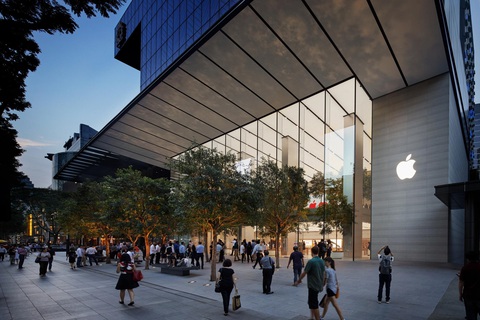 Apple dự kiến công bố báo cáo thu nhập quý III vào 10-8 - Ảnh 1. Quang cảnh bên ngoài một cửa hàng Apple Store