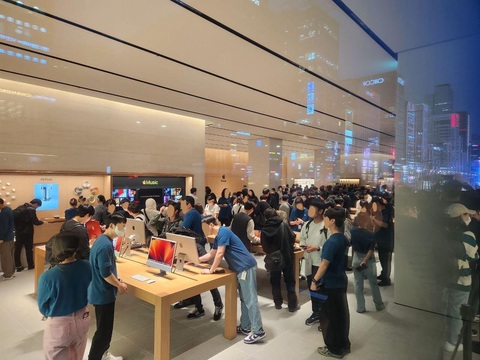 Apple dự kiến công bố báo cáo thu nhập quý III vào 10-8 - Ảnh 2. Bên trong một cửa hàng Apple Store
