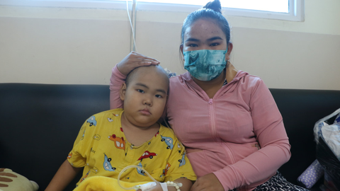 Cùng con, mẹ sẽ chiến đấu tới cùng - Ảnh 1. Mẹ vẫn sát cánh chiến đấu cùng con trai Đào Thành Đạt ở Bệnh viện Ung bướu cơ sở TP Thủ Đức (TP.HCM) - Ảnh: B.MINH