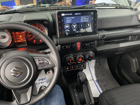 Ảnh thực tế Suzuki Jimny sắp bán ở Việt Nam: Giá dự kiến 789 triệu, nhiều trang bị, không đối thủ - Ảnh 4. Trong loạt ảnh mới, nội thất xe cũng đã lộ diện. Có thể thấy chiếc Suzuki Jimny được nhập về Việt Nam có nhiều trang bị hiện đại, ví dụ như hệ thống Cruise Control với nút bấm tích hợp bên phải vô-lăng, màn hình cảm ứng trung tâm lớn, điều hòa tự động... - Ảnh: Hội Suzuki Jimny Việt Nam/Facebook