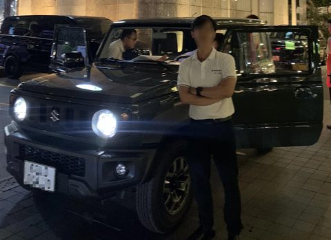 Ảnh thực tế Suzuki Jimny sắp bán ở Việt Nam: Giá dự kiến 789 triệu, nhiều trang bị, không đối thủ - Ảnh 9. Giá bán dự kiến của Suzuki Jimny chính hãng ở Việt Nam là 789 triệu đồng. Bản hai tông màu cao hơn một chút với dự kiến 799 triệu đồng. Nếu mức giá này là chính xác, Suzuki Jimny tại Việt Nam có giá thấp hơn đáng kể so với thị trường Thái Lan (giá bán quy đổi tương đương 1,17 - 1,19 tỉ đồng). Một lợi thế cho Suzuki Jimny là ở Việt Nam, xe không có đối thủ ngang hàng, mà sẽ một mình một phân khúc. Đây có thể là một trong những lý do số lượng xe được bán ra ở Việt Nam ấn định ở con số 150, cao hơn con số 50 xe ở Thái Lan - Ảnh: Hội Suzuki Jimny Việt Nam/Facebook