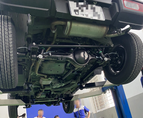 Ảnh thực tế Suzuki Jimny sắp bán ở Việt Nam: Giá dự kiến 789 triệu, nhiều trang bị, không đối thủ - Ảnh 8. Cũng theo hình ảnh rò rỉ, có thể thấy Suzuki Jimny bán tại Việt Nam được trang bị số tự động 4 cấp và hệ dẫn động 2 cầu. Động cơ có tên mã K15B giống XL7, dung tích 1.5L, 4 xy-lanh, cho công suất 103 mã lực và mô-men xoắn 138 Nm - Ảnh: Hội Suzuki Jimny Việt Nam/Facebook