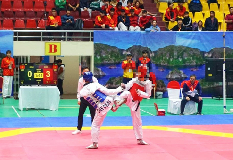 Đại hội thể thao toàn quốc 2022: Dùng bằng giả thi đấu, đoạt huy chương vàng - Ảnh 1. Nguyễn Hữu Thế Vinh (bìa phải) thi đấu tại Đại hội thể thao toàn quốc 2022 - Ảnh: BÁO QUẢNG NINH