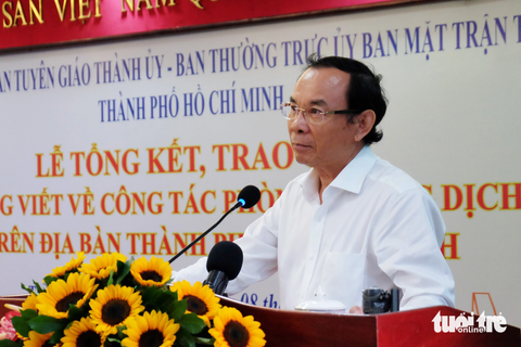 Hơn 2.200 bài thi về COVID-19: "Không viết bằng chữ mà viết bằng con tim" - Ảnh 1. Bí thư Thành ủy TP.HCM Nguyễn Văn Nên chia sẻ tại lễ tổng kết, trao giải cuộc vận động viết về công tác phòng, chống dịch COVID-19 trên địa bàn TP.HCM - Ảnh: PHƯƠNG NHI