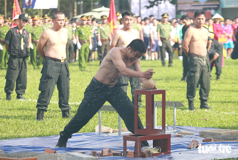 Chiến sĩ biểu diễn dùng tay đập bể trái dừa - Ảnh: MINH HÒA