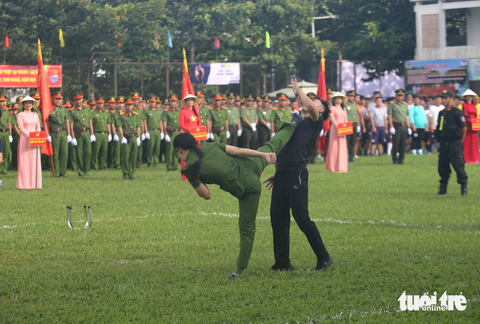 Nữ cảnh sát biểu diễn võ thuật tấn công tội phạm - Ảnh: MINH HÒA