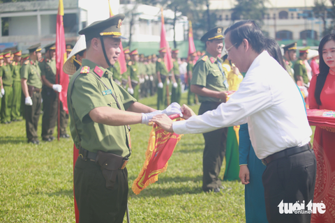 Ông Phan Văn Mãi, chủ tịch UBND TP.HCM, tặng cờ lưu niệm cho đại diện các thí sinh, vận động viên tham gia hội thi - Ảnh: MINH HÒA