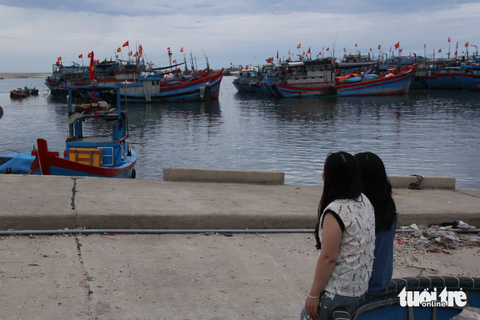 Cha nằm lại Hoàng Sa, con gái mạnh mẽ bước tiếp - Ảnh 2. Buổi chiều hai mẹ con thường dẫn nhau ra vũng neo đậu tàu thuyền Lý Sơn, họ vẫn nhìn về phía biển, chờ đợi những hư không - Ảnh: TRẦN MAI