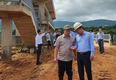 “Không nên để du khách có cảm giác bất an với Đà Lạt” - Ảnh 3. Ông Nguyễn Hoàng Hiệp, thứ trưởng Bộ Nông nghiệp và Phát triển nông thôn, trao đổi với ông Nguyễn Ngọc Phúc, phó chủ tịch UBND tỉnh Lâm Đồng (bên trái) - Ảnh: M.V.