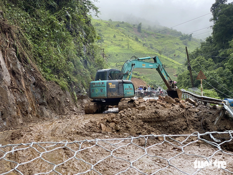 Mù Cang Chải vẫn mưa, tạm dừng việc mở đường quốc lộ 32 để tiếp cận xã Hồ Bốn - Ảnh 9. Nếu trời không mưa, nước rút, phải mất 2-3 ngày mới có thể thông đường tới trung tâm xã Hồ Bốn - Ảnh: C.TUỆ